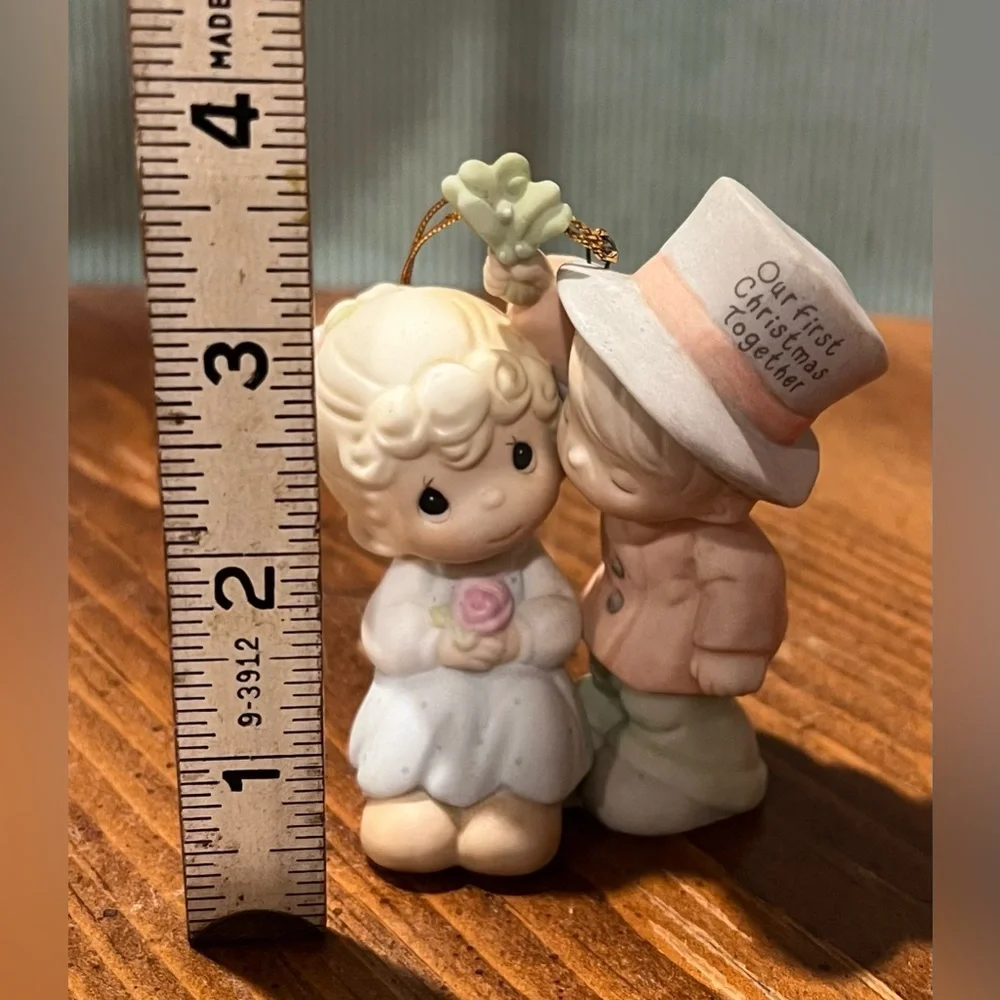VTG PRECIOUS MOMENTS 2001 OUR FIRST CHRISTMAS TOGETHER PORCELAIN ORNAMENT 878855